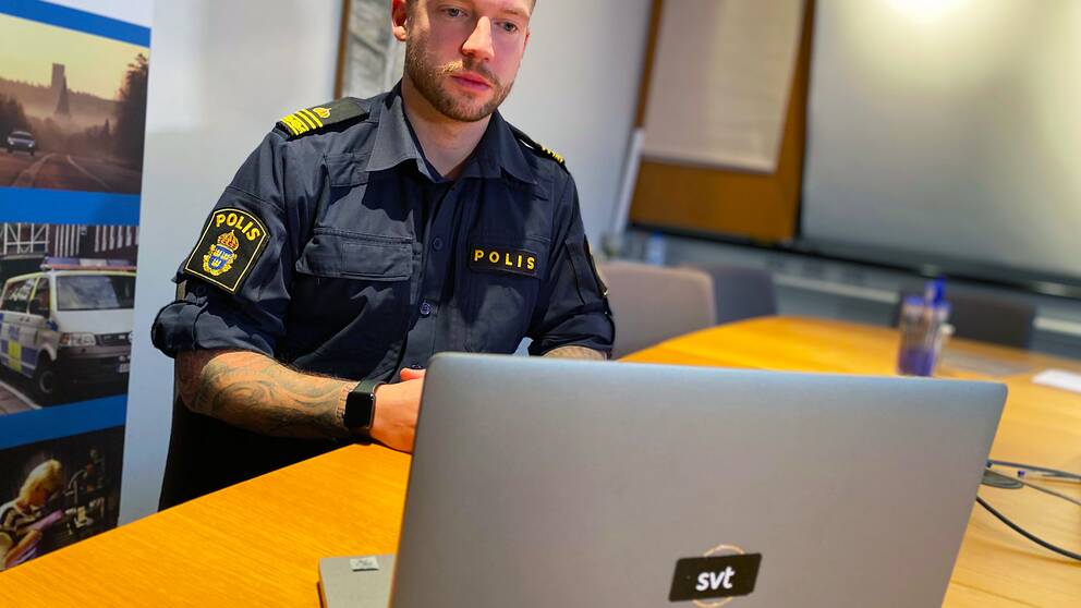 Emil Jansson, gruppchef på polisens utredningsenhet i Västmanland sitter framför en dator.