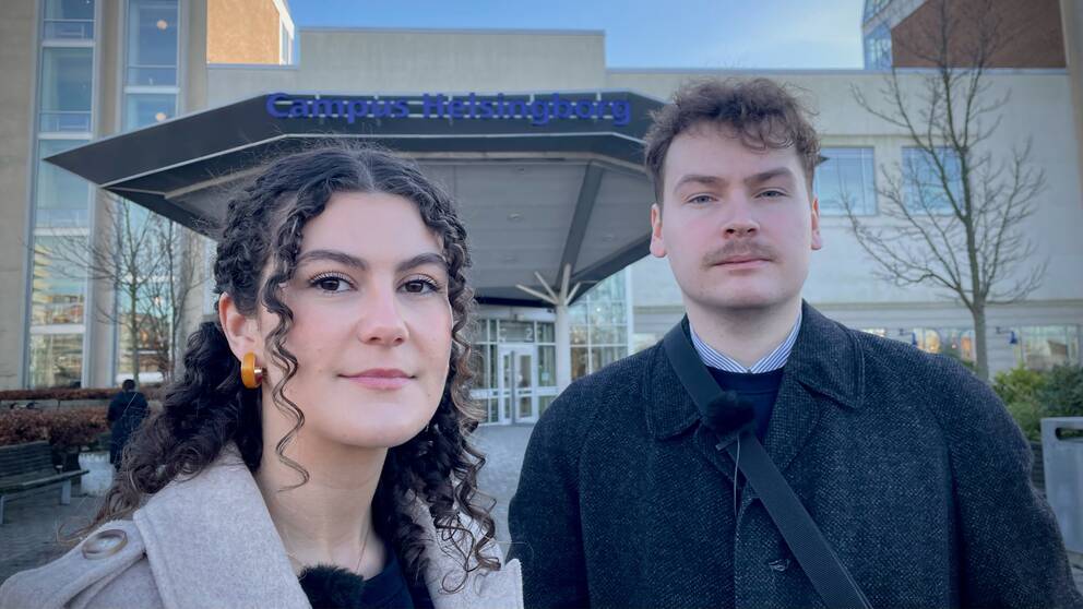 Josefine Gren, ordförande på Agora, och Anton Silverbern, på samhällsvetarkåren i Lund, står framför campus Helsingborg och berättar i videon om att många studenter väljer att inte komma till campus på grund av dyra biljettpriser.