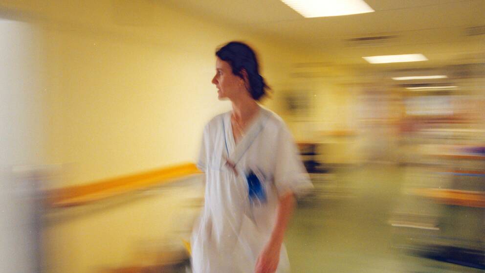 Läkare stressar genom en korridor.