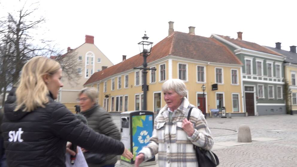 SVT:s reporter Linda Mathillas hälsar på en äldre dam. De är på väg att ta i hand.