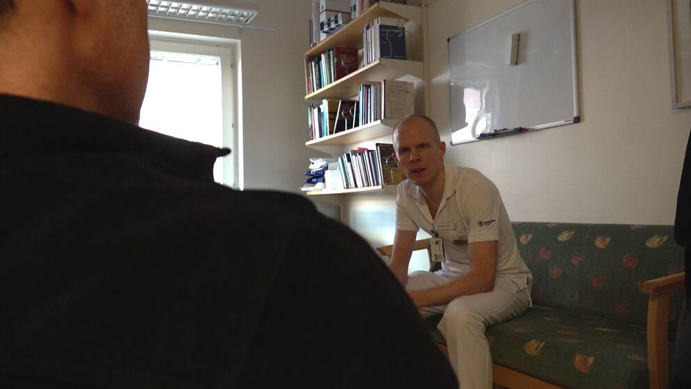 Mårten Tyrberg, psykologisk ledningsansvarig i vuxenpsykiatrin i Västmanland i samtal med en patient.