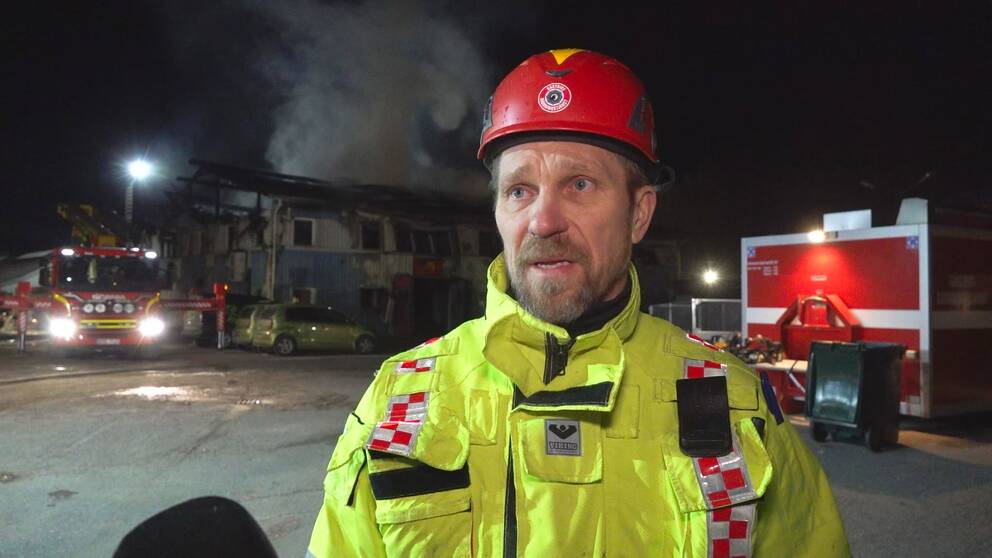 Stefan Pöllä, räddningsledare, framför industrilokal i brand på Brynäs.