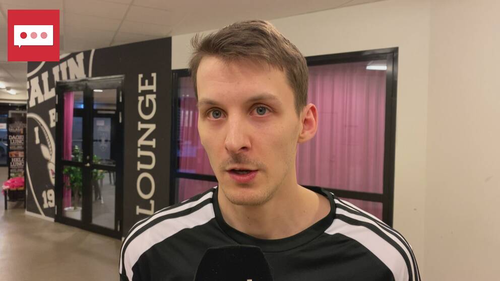 Innebandyspelaren Emil Johansson står utanför innebandyhallen och tittar rakt in i kameran.