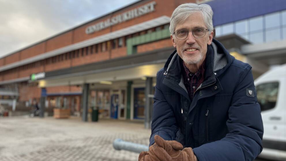 Smittskyddsläkaren Ingemar Hallén framför Centralsjukhuset i Karlstad.