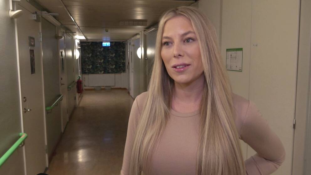 Madeleine Johansson, enhetschef på akutboendet i Luleå, i ett av rummen samt en bild på entrén.