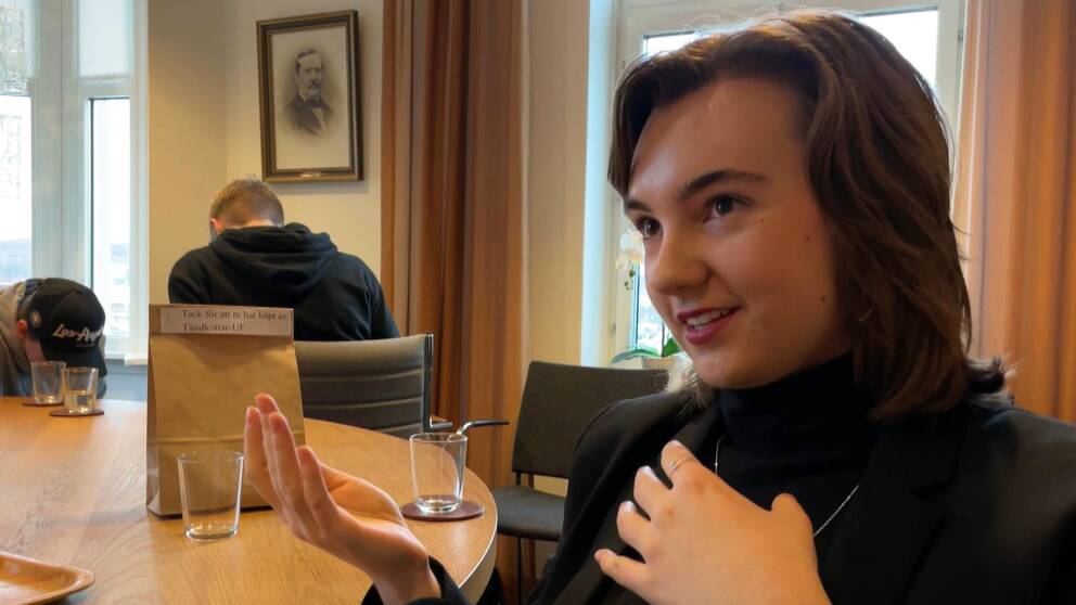 Tania Eriksson har varit med och uppfunnit en avtagbar jeansknapp. Hör henne berätta i klippet.