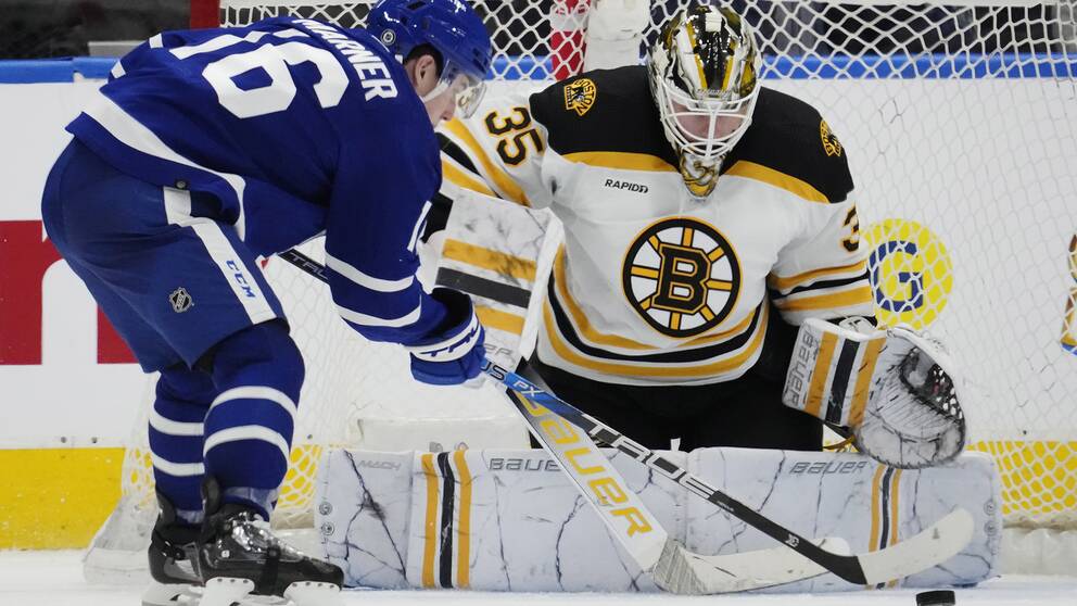 Lins Ullmark svarade för 33 räddningar för sitt Boston.