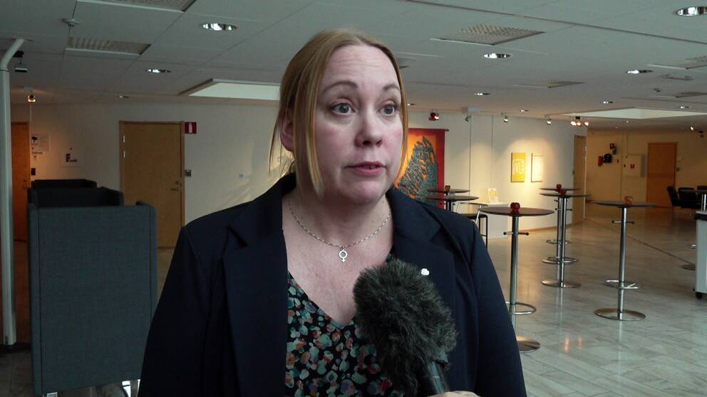 I lobbyn i regionhuset står Camilla Friberg (S) och blickar in i reportens ögon.