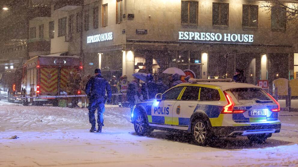 En polisbil på avenyn i Göteborg.