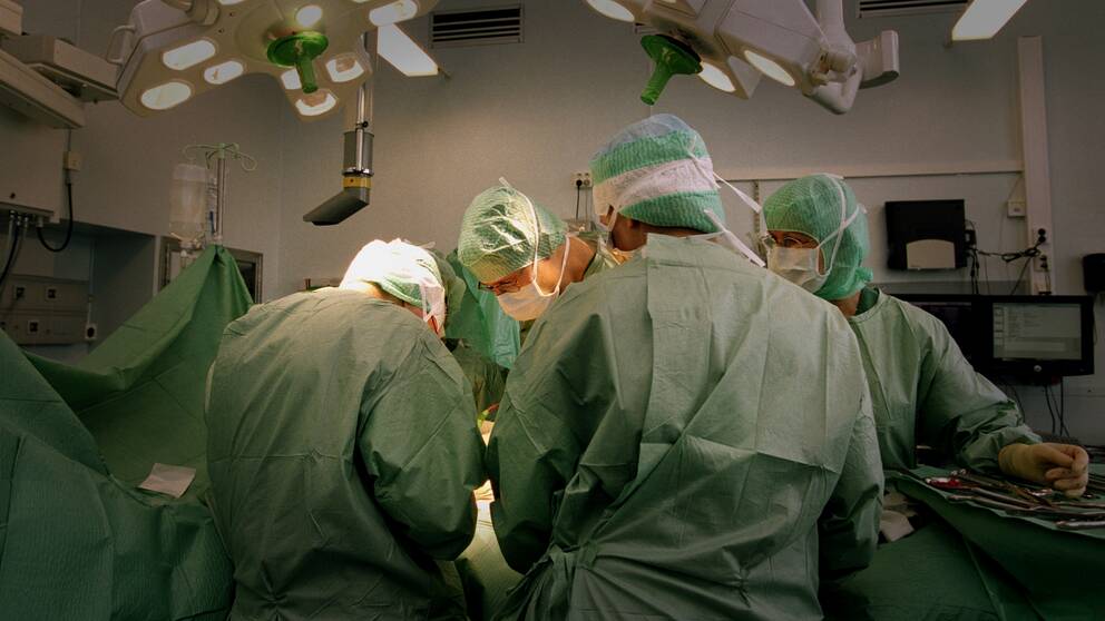 Ett operationsteam gör en operation. Hör i videon om den nya modellen som ska få operationsköerna i Skåne att minska.