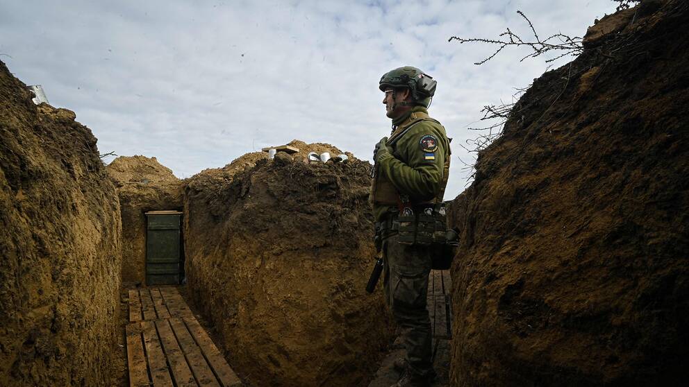 En ukrainsk soldat i utanför Cherson.