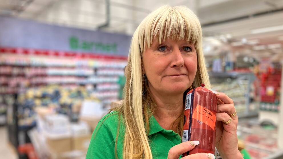 Stormarknadschef Susanne Rindelöv håller i en matvara nedsatt på grund av kort datum.