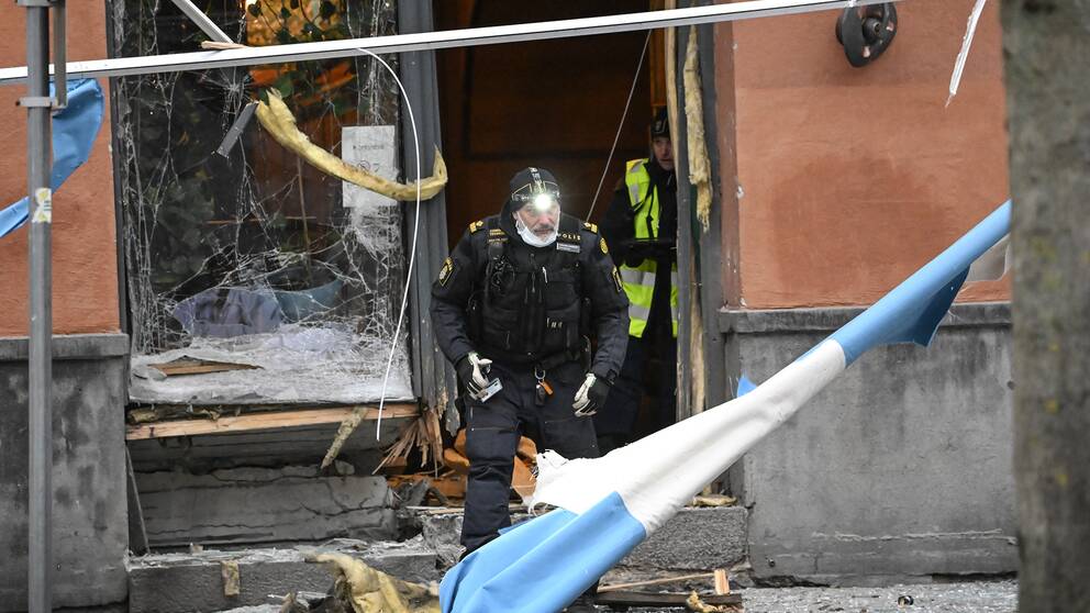 Polisens tekniker arbetar vid den restaurang på Södermalm i Stockholm som utsatts för en sprängladdning.