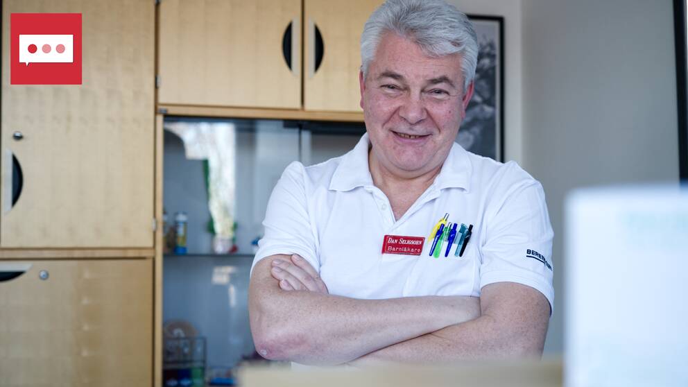 Bild på en man i vit läkartröja som sitter med armarna i kors. Mannen heter Dan Seligsohn och är barnallergolog. I klippet besvarar han frågor om att förebygga alleriger.