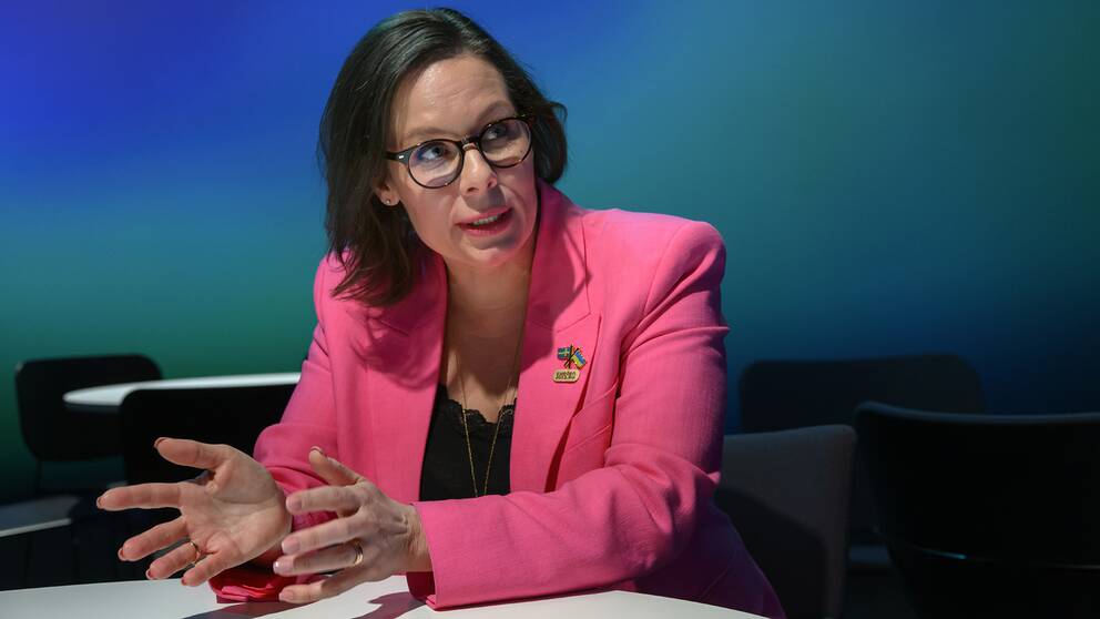 Sveriges migrationsminister Maria Malmer Stenergard iklädd en rosa kavaj med svart topp under.