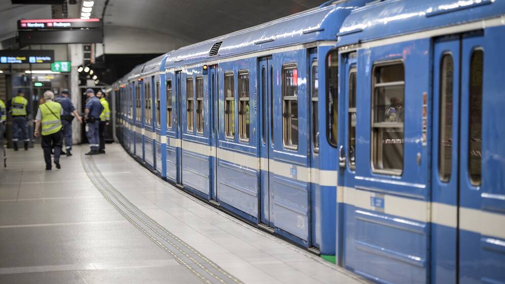 Bild på en blå äldre modell av ett tunnelbanetåg.