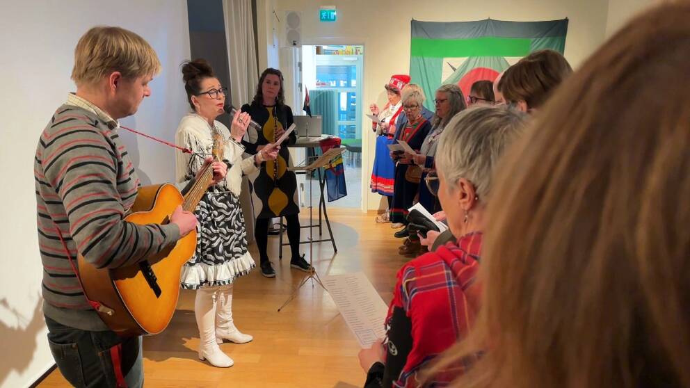 Marit Olesdatter Hætta sjunger den samiska nationalsången på biblioteket i Örnsköldsvik.
