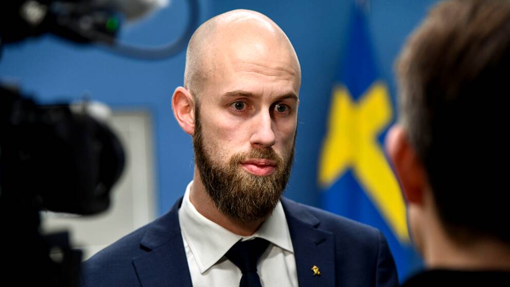 Carl-Oskar Bohlin, minister för civilt försvar, svarar på frågor om den amerikanska varningen om ett ökat terrorhot gentemot Sverige.