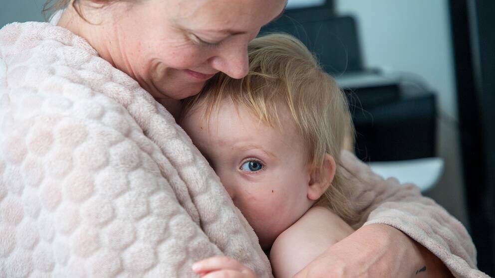 En mamma med barn.