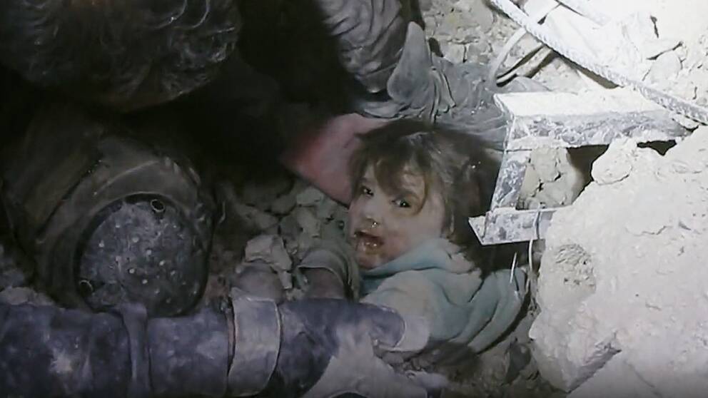 Vita hjälmarna i Syrien gräver fram Nour ur rasmassorna.