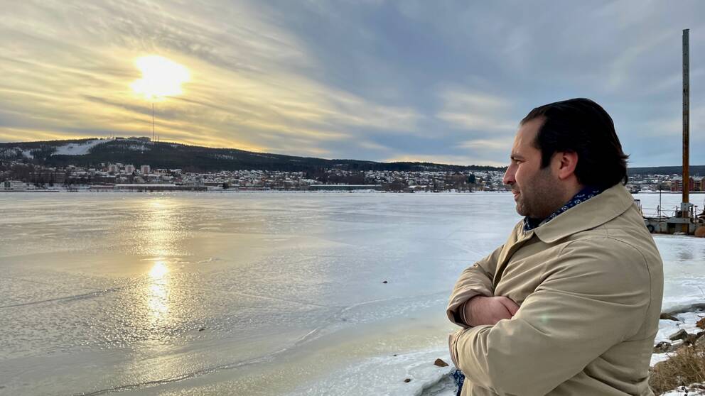 Abdullatif Haj Mohammad står och blickar över vattnet i Sundsvall.