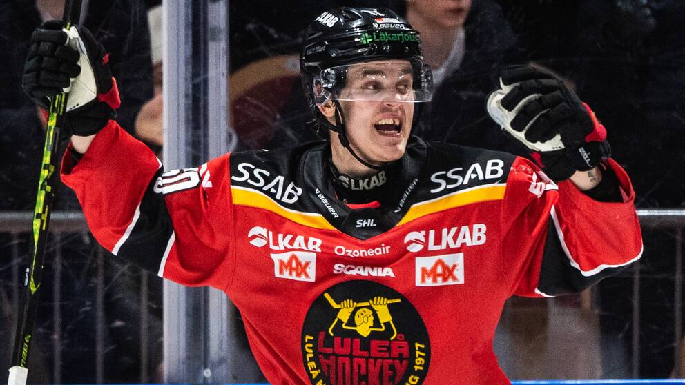 Luleås Julius Honka jublar efter 1-1 under ishockeymatchen i SHL mellan Luleå och HV71 den 7 februari 2023 i Luleå.
