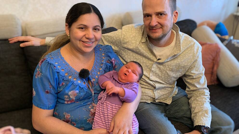 Sandra Wanderlei och Andreas Öhrvall sitter i soffan med sin bebis Deborah, som vägde 6,17 kilo när hon föddes. 