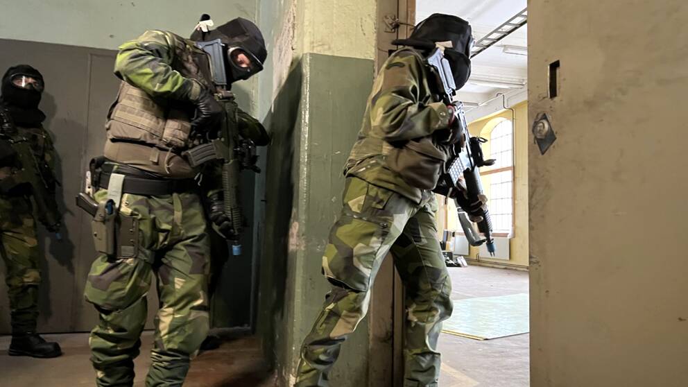 Soldater som utbildas till specialistofficer och reservofficer vid Fältarbetsskolan på Eksjö garnison står samlade på bruket i Norrahammar.