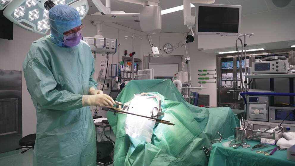 Läkare utför en operation på en patient.