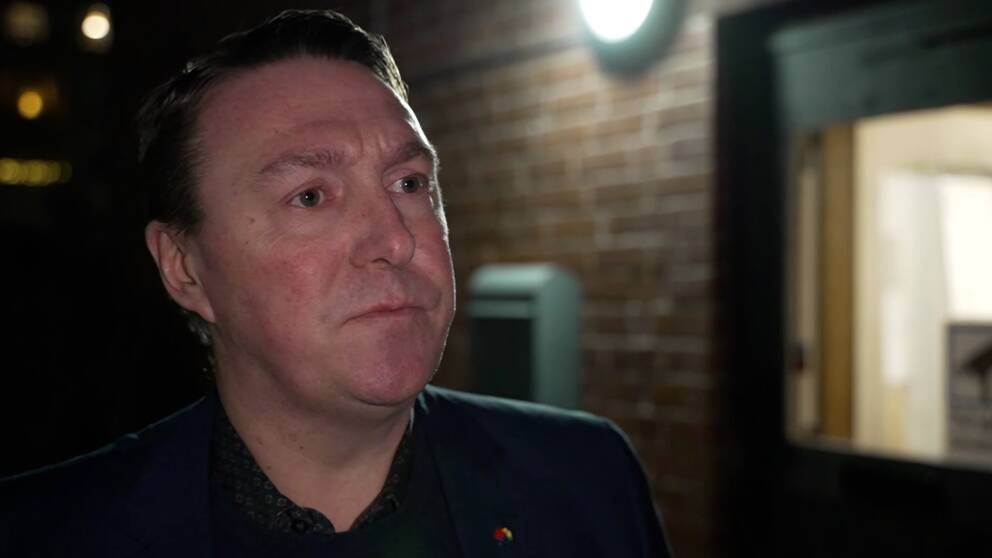 Jens Sjöström blir intervjuad.