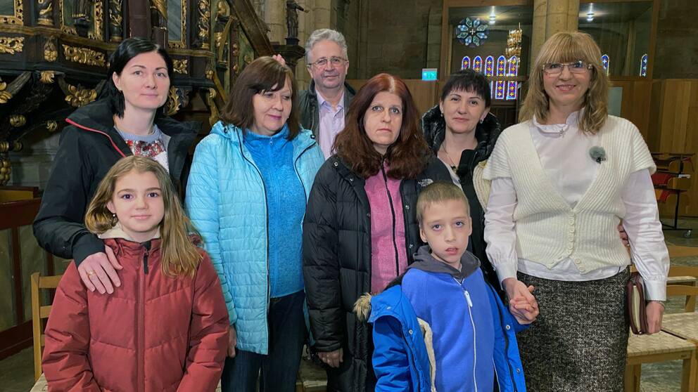 Michael och Helena Broshko tillsammans sex ukrainska gudtjänstbesökare i Skara domkyrka