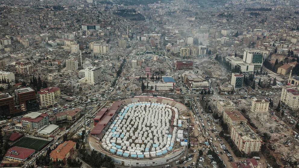 Tältstad som byggts i en arena för att ge tak över huvudet till dem som förlorat sina hem i jordbävningen i Turkiet och Syrien.