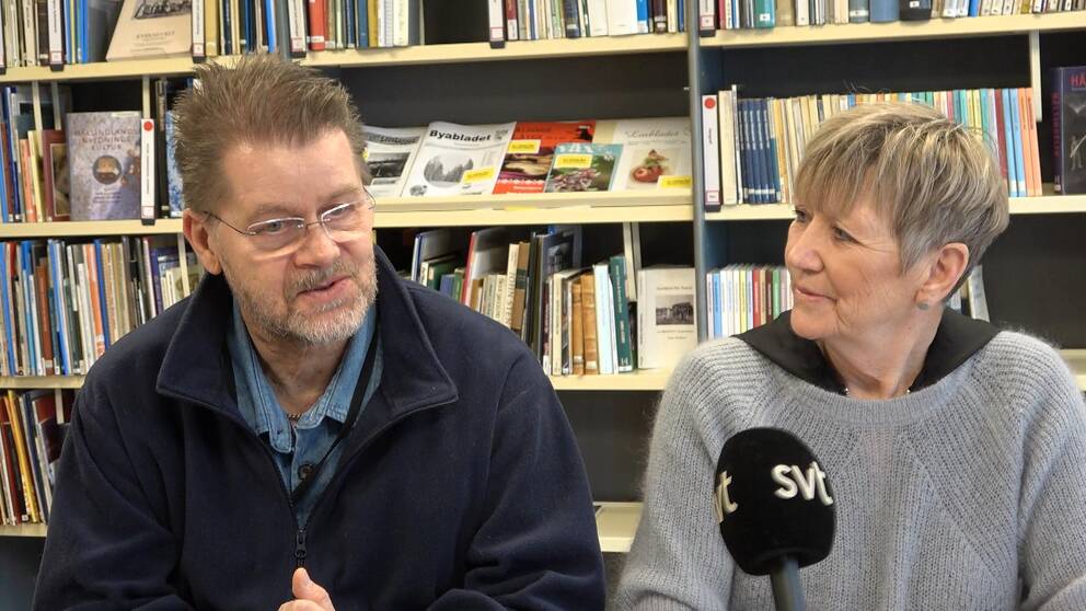 Kenneth Forssell, till vänster, och Ann Lindgren, till höger, på Ljusdals kommun hoppas nu på att få bukt på skolfrånvaron i kommunen med hjälp av pengarna från Europiska socialfonden. De sitter i ett av rummen på biblioteket i Ljusdals kommunhus.