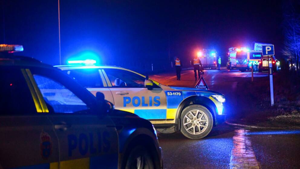 Bild med polisbilar i förgrunden och massa blåljus samt en skylt med texten olycka på