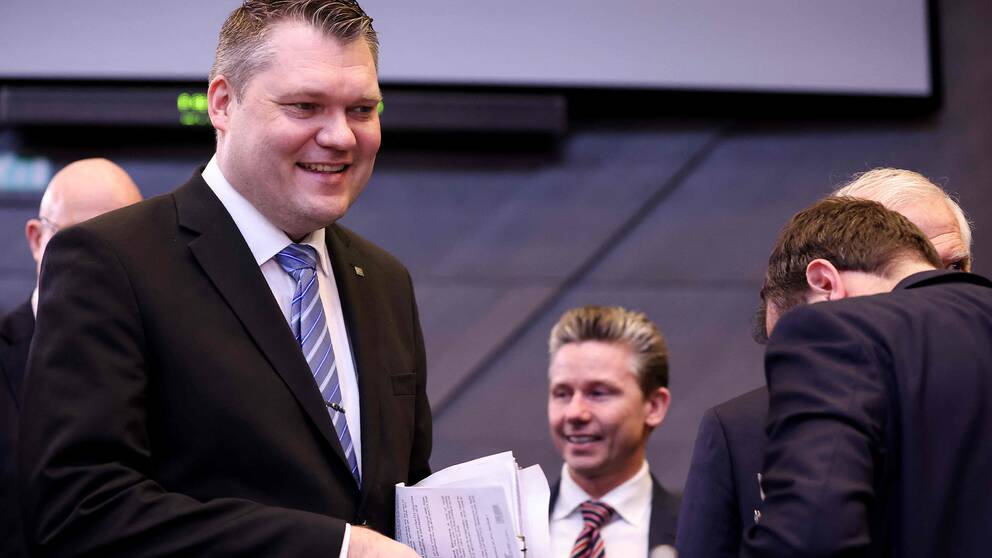 Finlands försvarsminister Mikko Savola vid Natomötet. Sveriges försvarsminister Pål Jonson i bakgrunden.