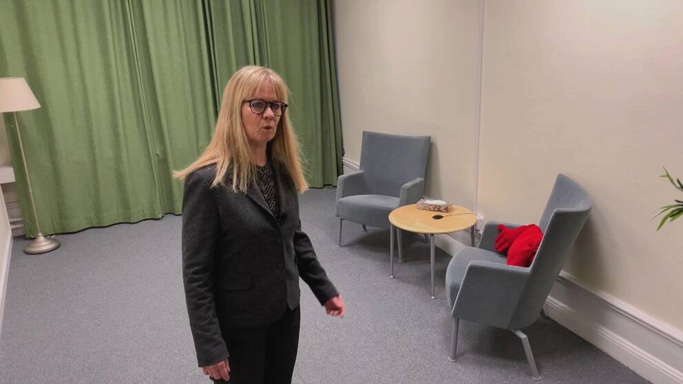 Samordnaren Jennie Hägglund visar runt i Barnahus lokaler i Borlänge och förklarar hur det går till när ett barn förhörs.