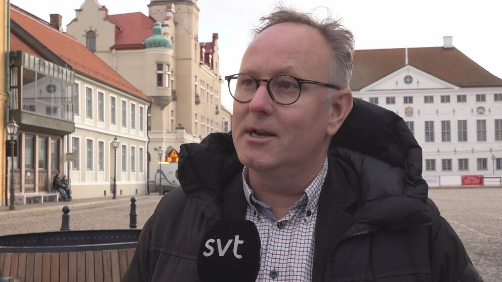 Hör kommunalrådet Johan Persson (S) förklara i klippet ovan varför han inte vill ha folkomröstning om moskébygget i Kalmar.