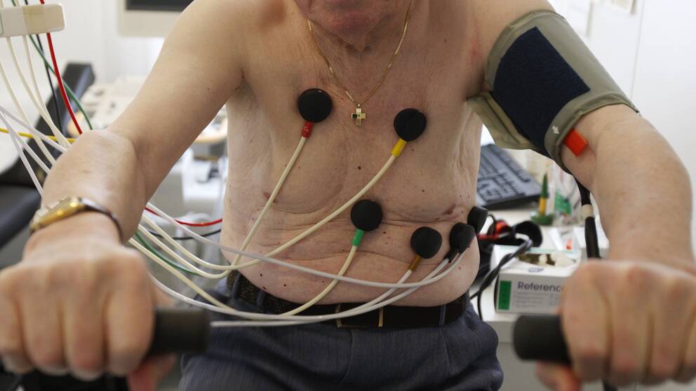 En äldre man med slangar på bröstet genomför ett EGK-test.