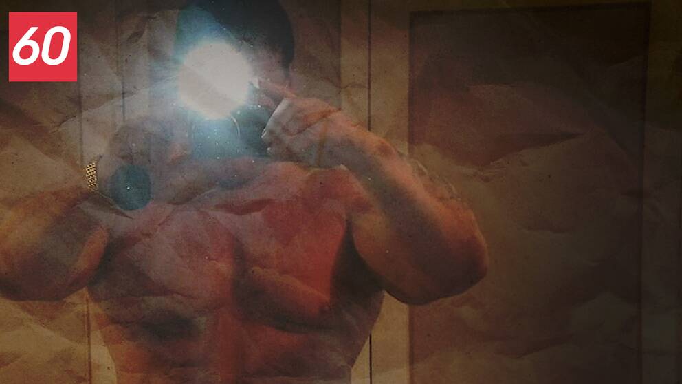 Sugardaddy från Värmland i bar överkropp, man i 50-årsåldern med kamera framför ansikten fotograferar med blixt
