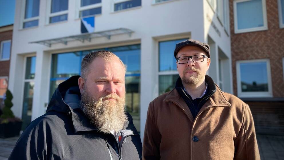 Jonas Luckmann och Oskar Einarsson är uteslutna ur Sverigedemokraterna i Klippan, står framför kommunhuset i Klippan.