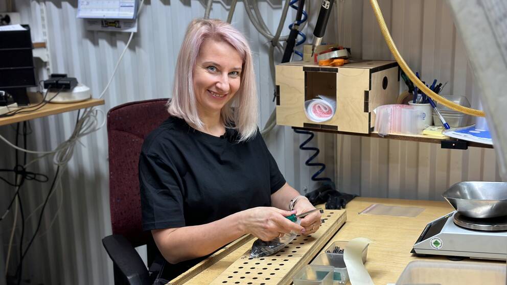 Yuliia Rybachuck vid sin arbetesplats.