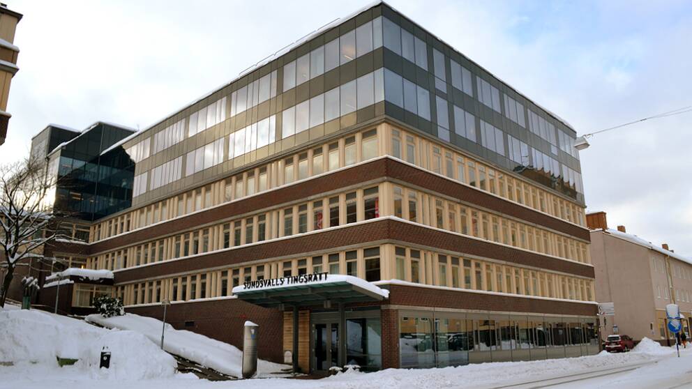 En bild på Sundsvalls tingsrätt exteriör och det är vinter ute.