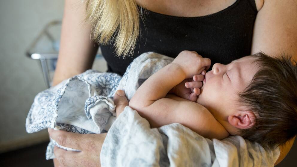 Arkivbild TT mor med nyfödd bebis baby barn