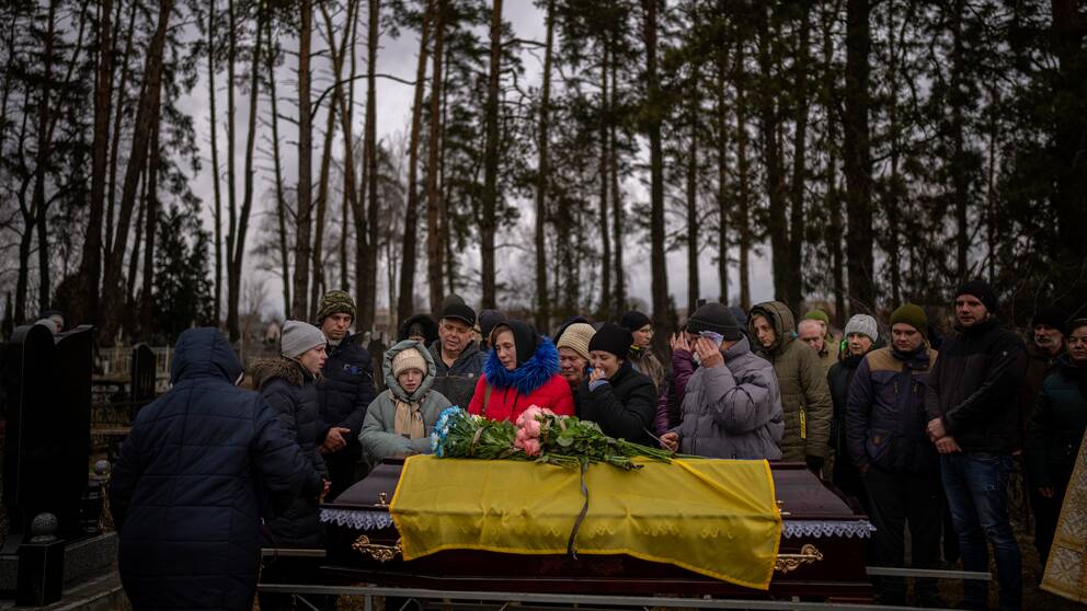 Människor sörjer på begravning av en volontärsoldat i Brovary i närheten av Kiev.