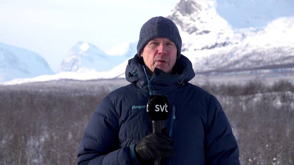 SVT:s reporter Hans Sternlund. I bakgrunden ser man Kebnekaise.
