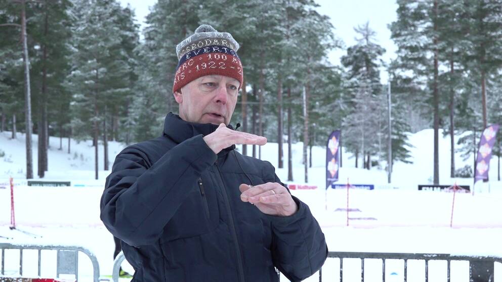 Tommy Höglund visar med händerna hur mycket konsnö som skukke behövas om spåren plattades till