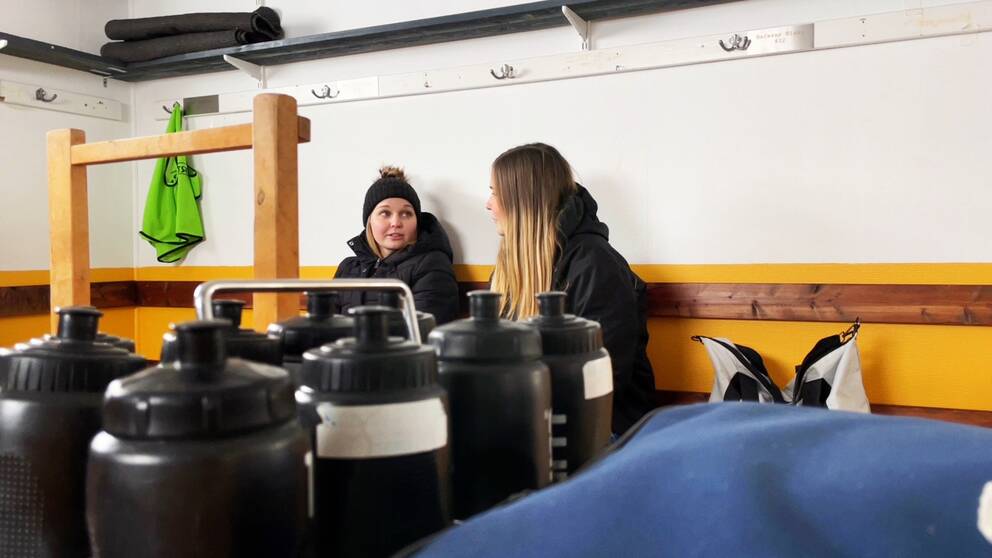 Det har varit svårt att få ihop folk till styrelsen till huvudsektionen i Äppelbo AIK – vilket gör att fotbollsklubben tvingats pausa sin verksamhet och lever i ovisshet, berättar syskonen Tilda och Emma Granberg, när de sitter i ett omlädningsrum iklädda vinterjackor.