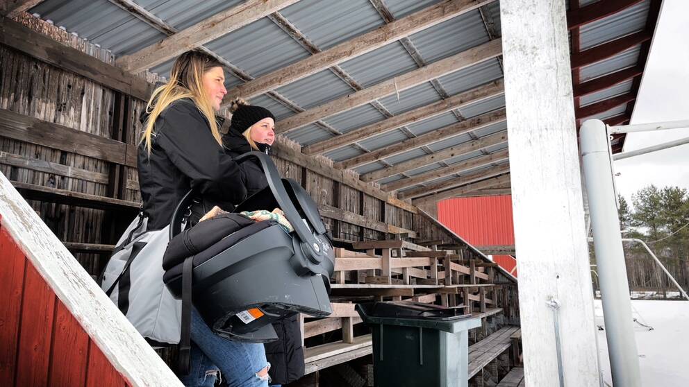 Syskonen Emma och Tilda Granberg hoppas att krismötet kommer rädda idrottsföreningen - de vill att barn och unga ska ha möjlighet att nyttja föreningen och dess arena Gullängen i Äppelbo.
