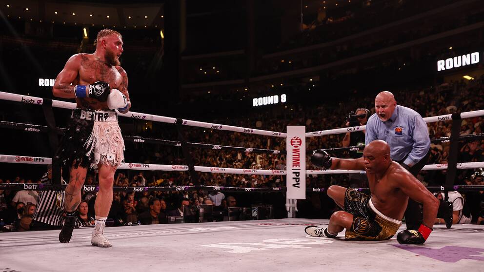 Jake Paul golvar MMA-legendaren Anderson Silva under deras boxningsmatch i oktober 2022.