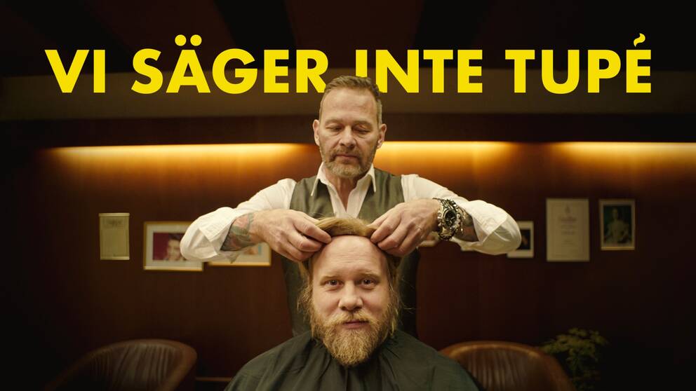 Frisör Richard Ekberg tar av Per Wahlbergs tupé.